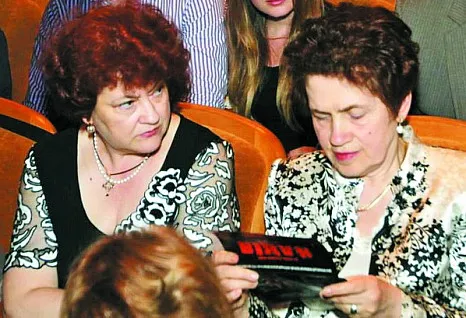 Дружина президента так пройнялася виставою галичан, що після її  закінчення спілкувалася з артистами українською мовою... Фото зі  сайту 62.ua