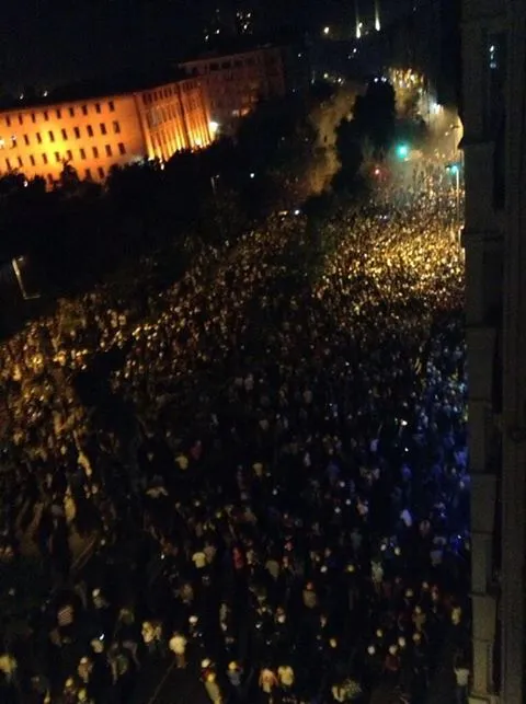 Ґезі парк взяла поліція, а люди вийшли на вулицю Харбійє, що неподалік