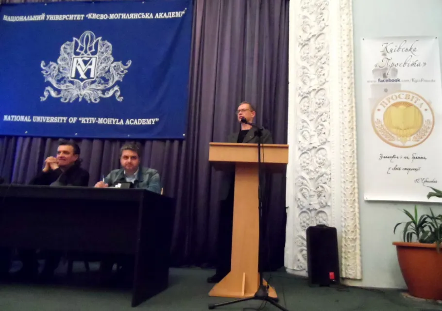 Під час конференції в залі КМА: Кирило Стеценко (зліва), Ігор Харченко, Ігор Каганець (Київ, 17.10.2013). 