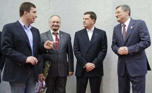 Марков (ліворуч) у колі своїх друзів: О.Костусєва (третій зліва) та Е.Матвійчука