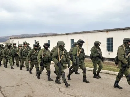 Фото: Російські військові захопили відділ прикордонслужби у Криму