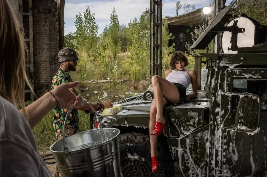 25-річна модель Марія на капоті Humvee. Фото: Ед Рам для The Washington Post